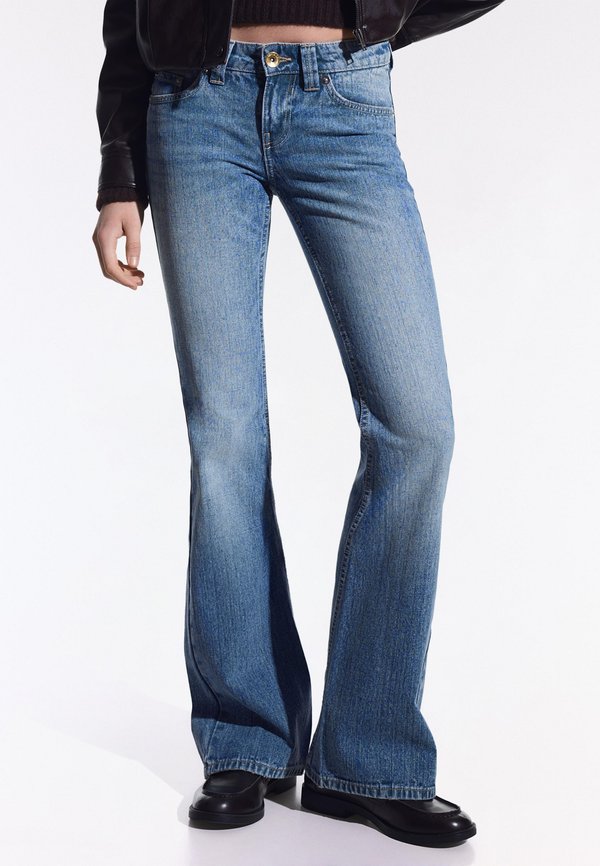 Bershka Flared Jeans - light-blue denim
