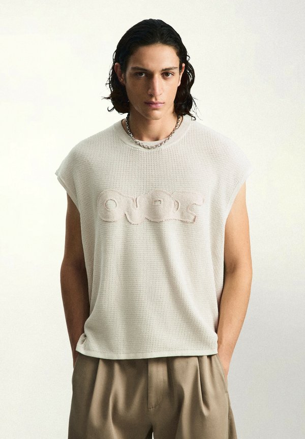 Bershka WORKER WITH PATCH - T-SHIRT - Print T-shirt - beige