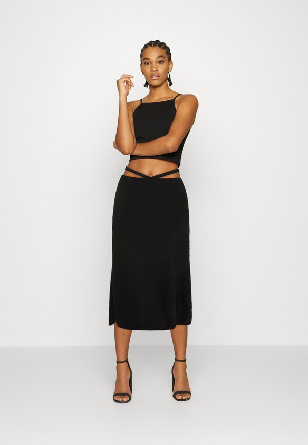 NA-KD ROMEE STRIJD DETAILED SKIRT