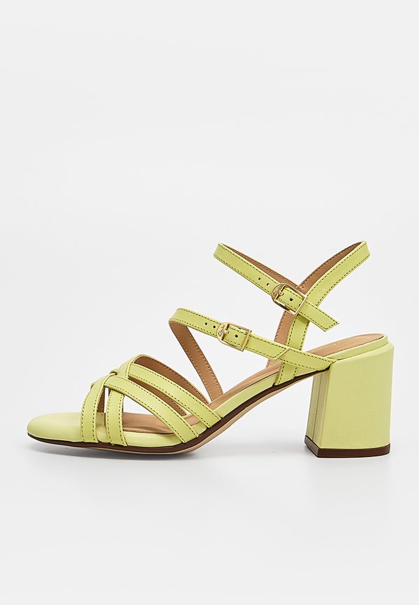 Clarks EZORIA