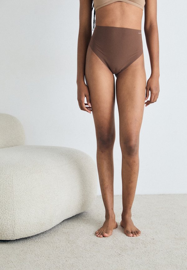 Calvin Klein Underwear SHAPEWEAR SCULPTED FIRM THONG STAY PUT