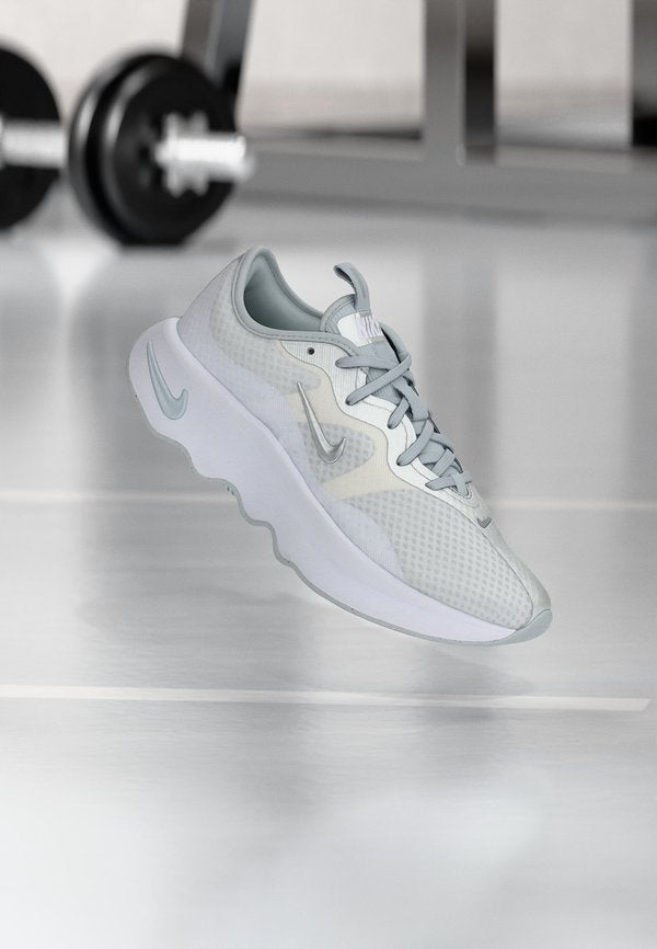 Nike Performance MOTIVA 2 - Trainers - white/metallic silver-coloured/pure platinum-coloured
