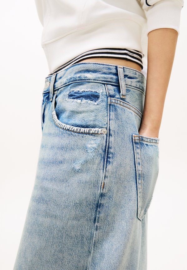 Tommy Jeans DISTRESSED MID RISE LOOSE JEANS