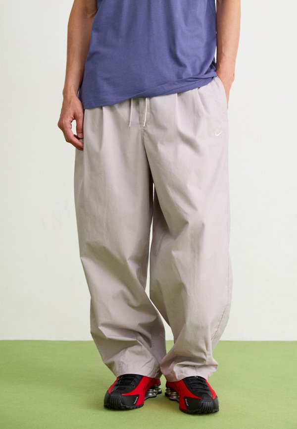 Nike Sportswear CLUB BALLOON PANT - Trousers - college grey