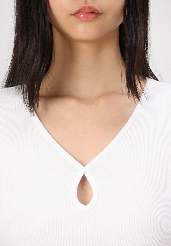 Noisy May NMMAYA O NECK CUTOUT