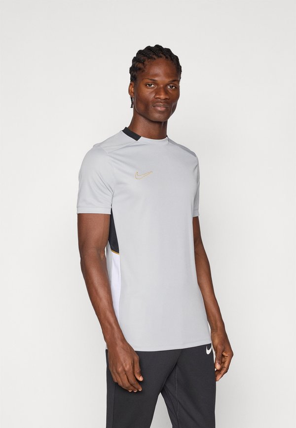 Nike Performance MEN'S SHORT SLEEVE SOCCER - Sports T-shirt - light smoke grey/black/white/metallic gold-coloured