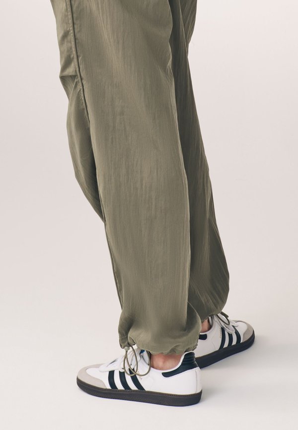 Next WAIST PARACHUTE