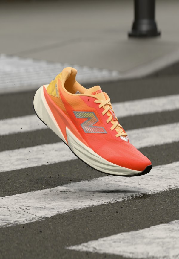 New Balance FUELCELL REBEL V5 - Road running shoes - tangerine heat