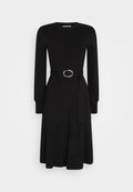 Anna Field by Zalando CREW AUSSCHNITT MIDI STRICKKLEID MIT GÜRTEL