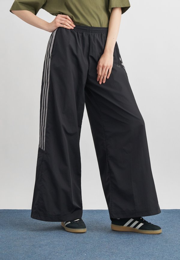 adidas Originals TEAMGEIST - Tracksuit bottoms - black/silver-coloured