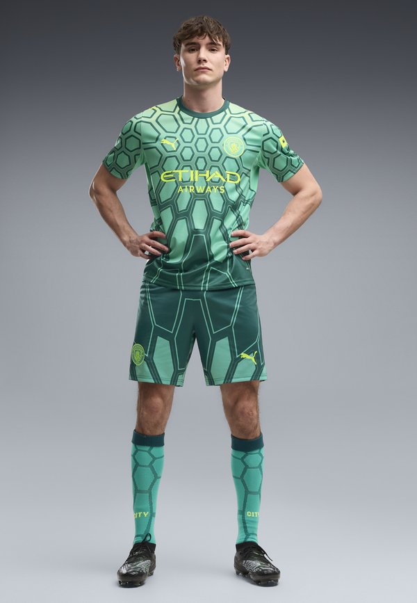 Puma MANCHESTER CITY 26/27 TORWARTSHORTS - Sports shorts - vibrant green-varsity green