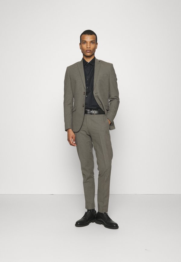Isaac Dewhirst THE FASHION SUIT NOTCH
