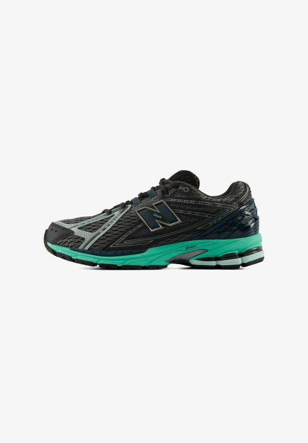 New Balance Trainers - black metallic deep end