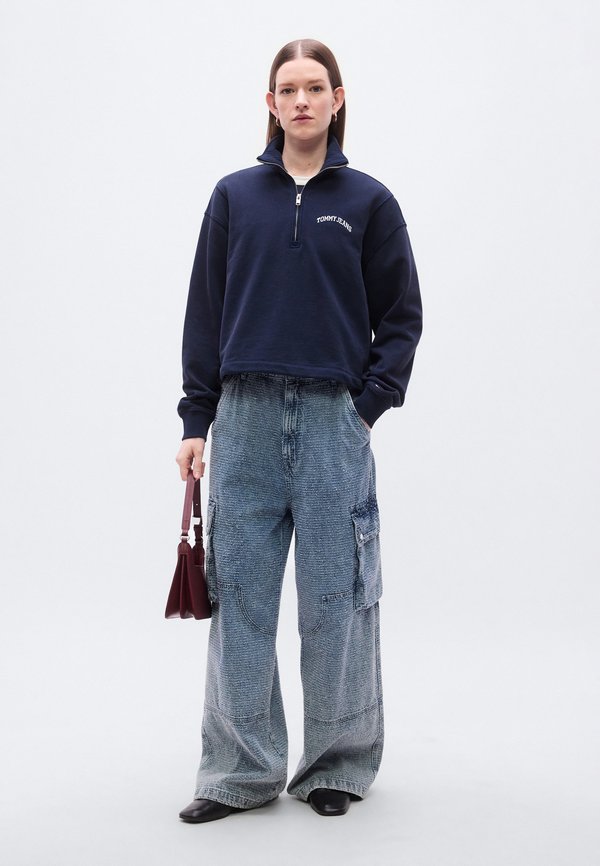 Tommy Jeans LOGO EMBROIDERY RELAXED QUARTER-ZIP SWEATSHIRT