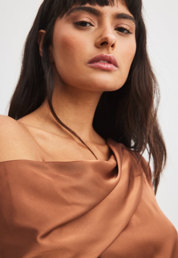 NA-KD DRAPIERTES ONE-SHOULDER