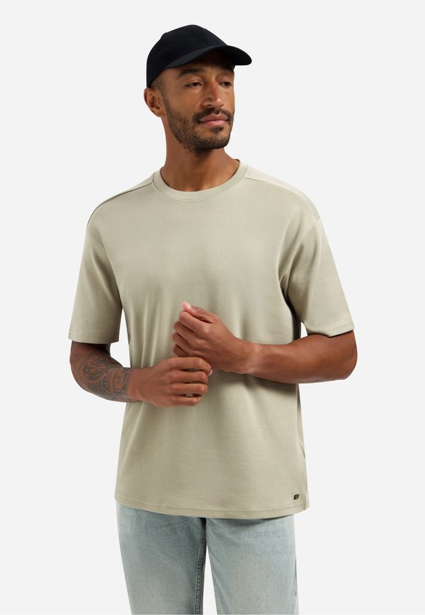 NO EXCESS INTERLOCK WITH ROUND NECK
