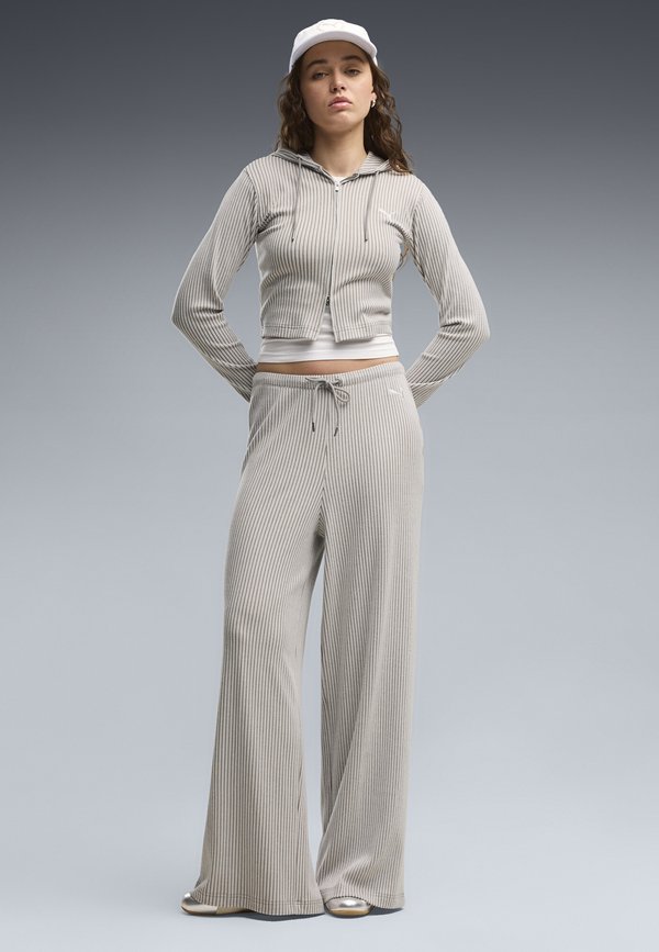 Puma ESSENTIALS RELAXED HOSE MIT WEITEM BEIN - Tracksuit bottoms - mouse gray heather
