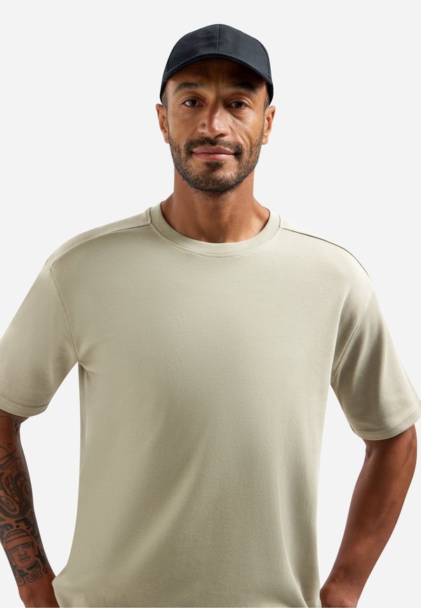 NO EXCESS INTERLOCK WITH ROUND NECK