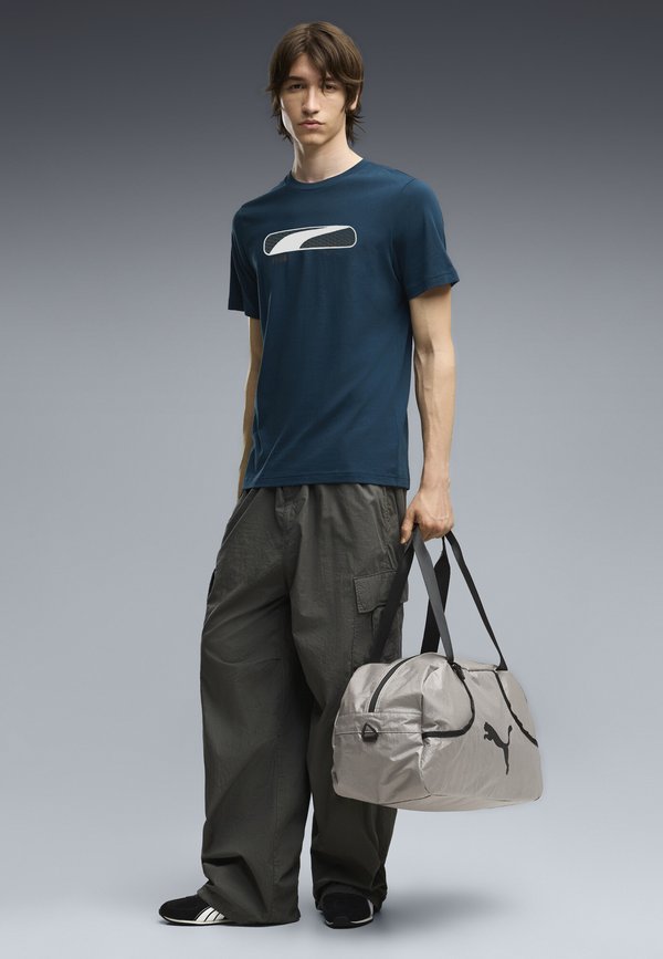 Puma PUMA SPORT LOGO PLAY T-SHIRT - Print T-shirt - midnight petrol