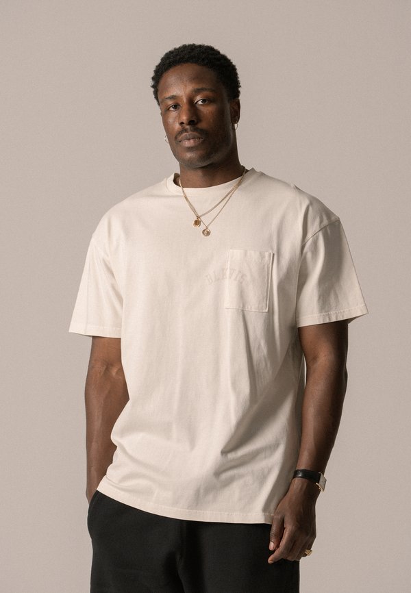 BLKVIS LOGO POCKET TEE UNISEX