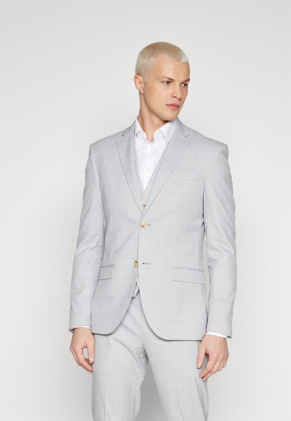 Isaac Dewhirst THE FASHION NOTCH SUIT SET