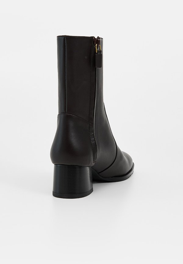 Stuart Weitzman NOLA