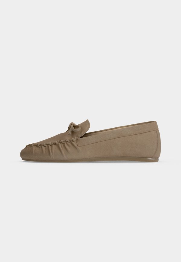 Stuart Weitzman BRITT BOW LOAFER
