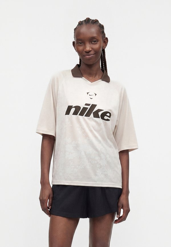 Nike Sportswear W NSW TRND FTB JERSEY - Polo shirt - orewood/sail/deep royal blue/ fire red