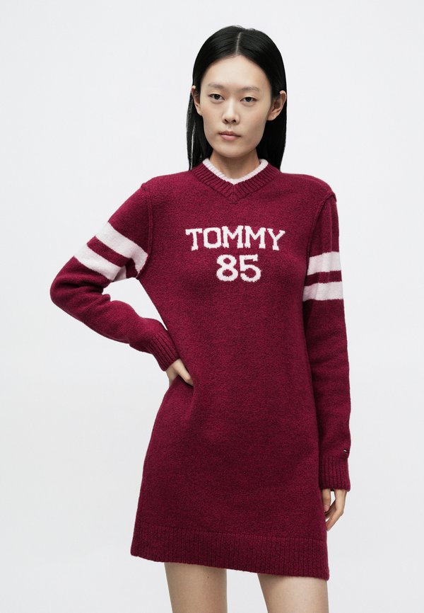 Tommy Jeans INTARSIA LOGO V-NECK MIDI JUMPER DRESS