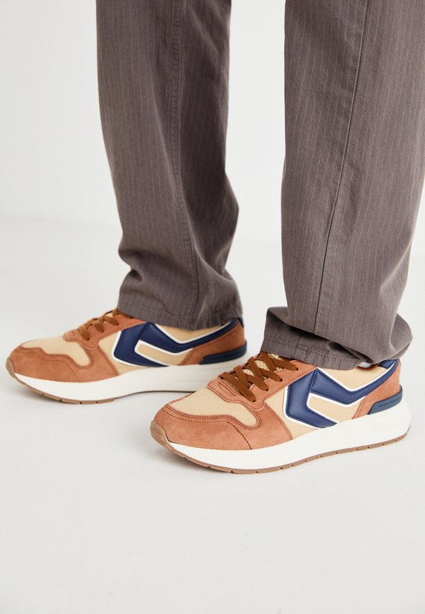 Levi's® CHARGE - Trainers - light brown