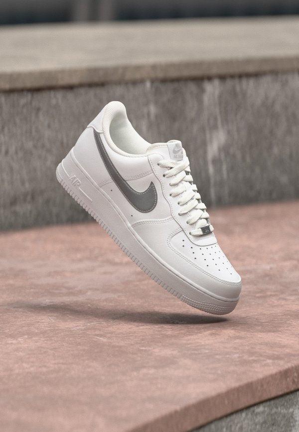 Nike Sportswear AIR FORCE 1 07 ESS - Trainers - white/metallic silver-coloured