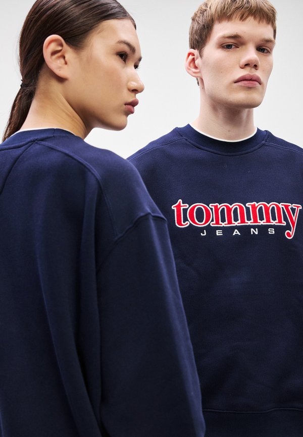 Tommy Jeans 90S LOGO APPLIQUÉ FLEECE SWEATSHIRT