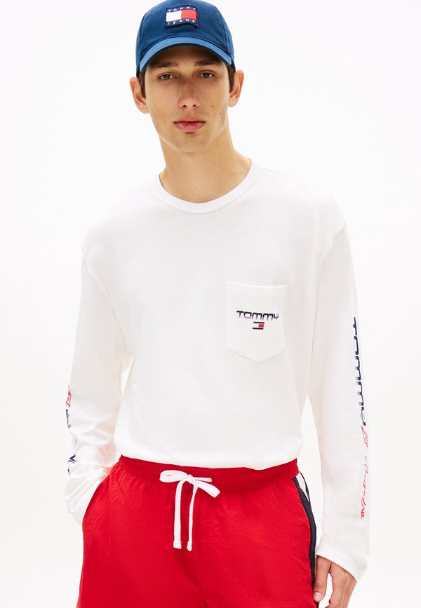 Tommy Jeans PATCH POCKET RELAXED LONG SLEEVE T-SHIRT
