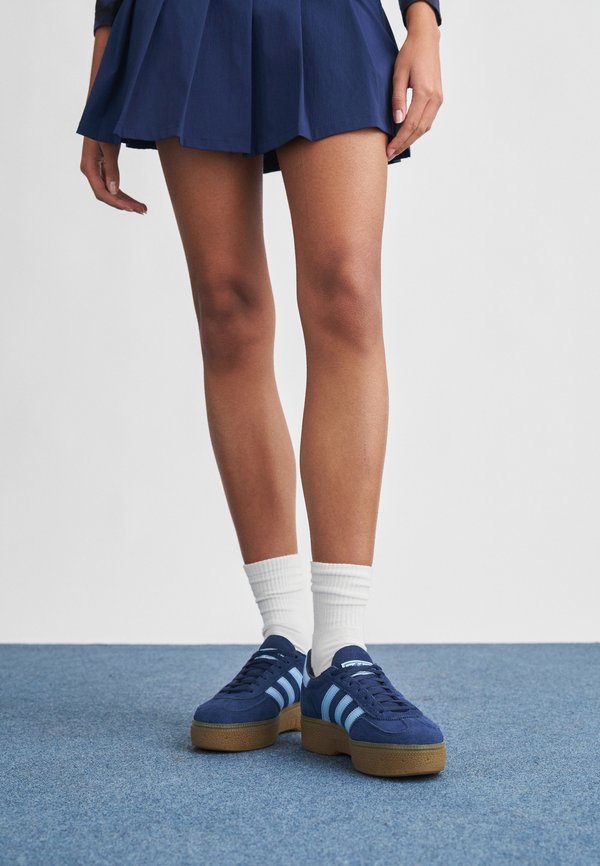 adidas Originals HANDBALL SPEZIAL BOLD W - Trainers - night indigo/clear sky/gum