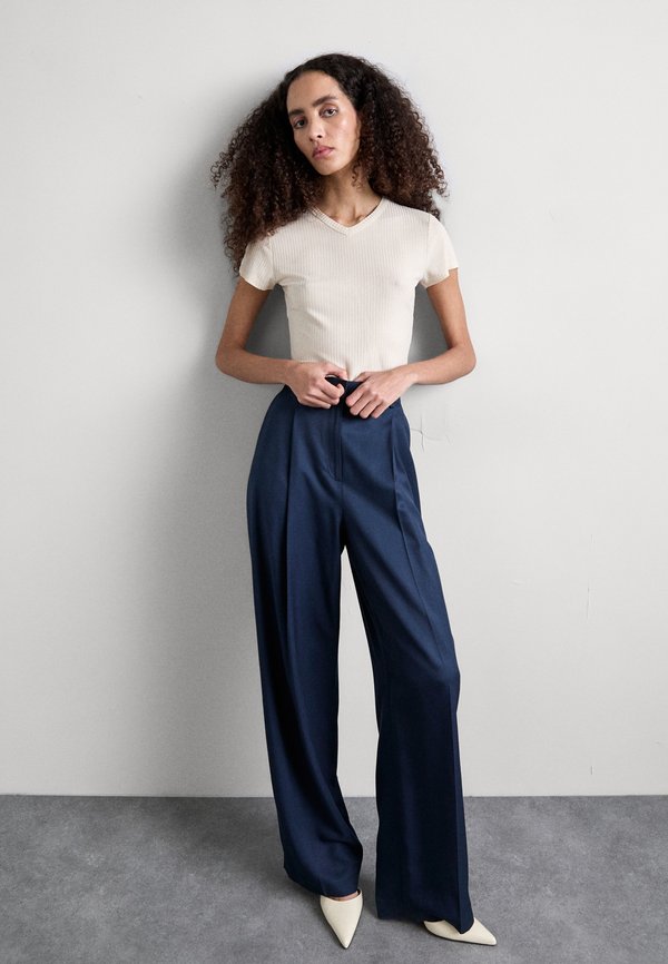 Filippa K HIGH V NECK TEE