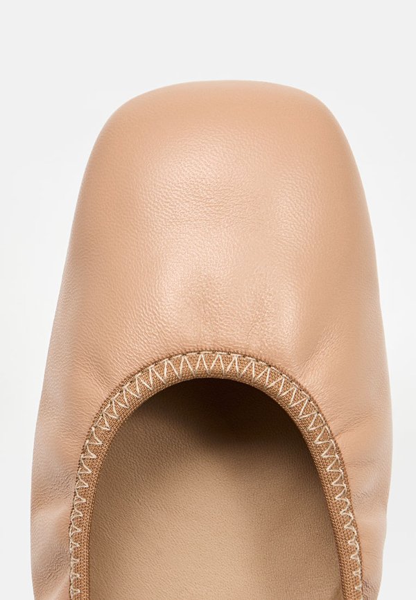 Stuart Weitzman GOLDIE