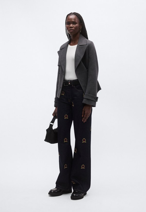 Tommy Jeans MIA CREST EMBROIDERY RELAXED STRAIGHT LEG JEANS