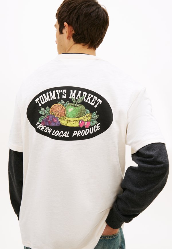 Tommy Jeans GRAPHIC TEXTURED RELAXED CREW NECK T-SHIRT