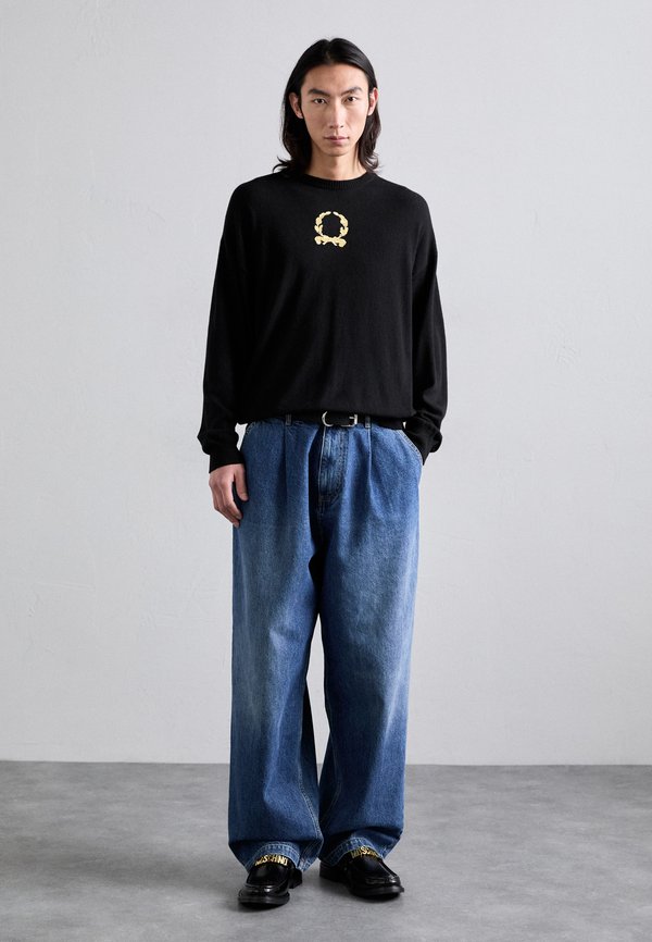 MOSCHINO LAUREL CROWN EMBLEM