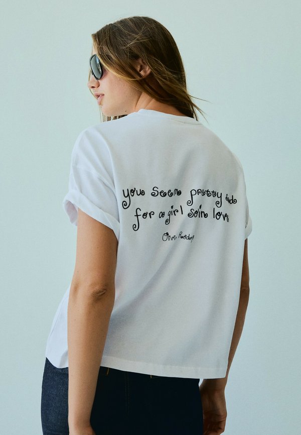 Bershka OLIVIA RODRIGO OVERSIZE PRINT - T-SHIRT - Print T-shirt - white