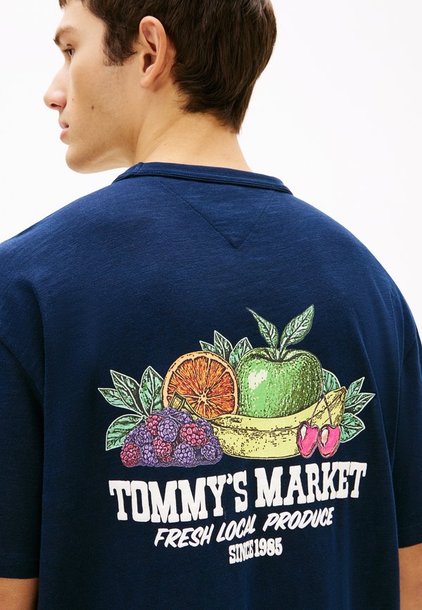 Tommy Jeans GRAPHIC TEXTURED RELAXED CREW NECK T-SHIRT
