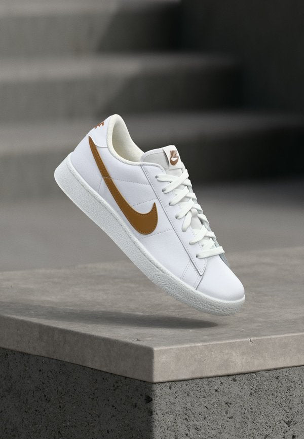 Nike Sportswear TENNIS CLASSIC - Trainers - white/light british tan