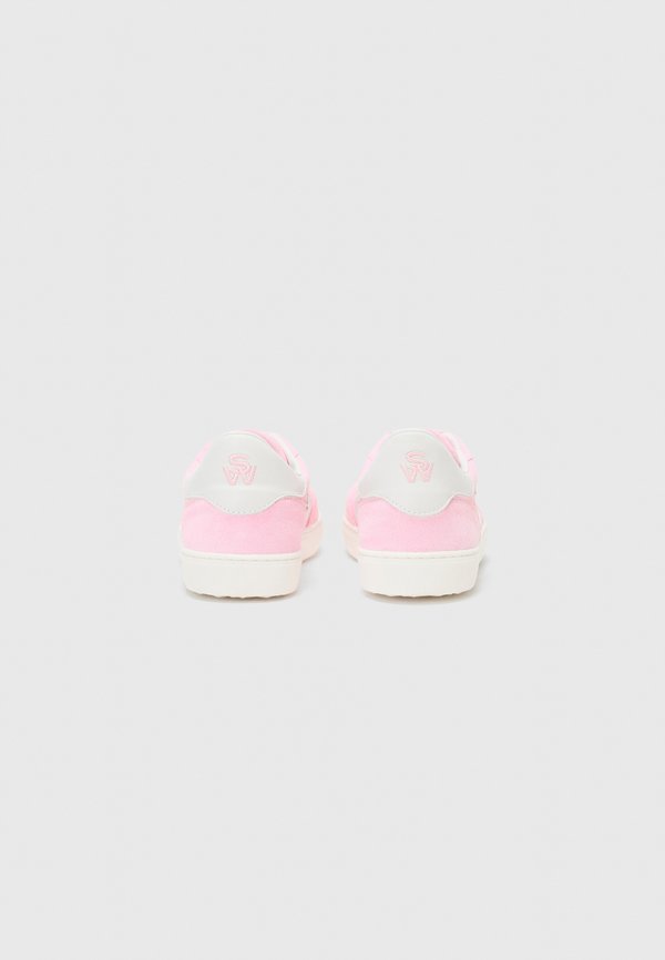 Stuart Weitzman RUNAROUND