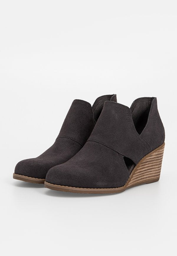 TOMS KALLIE