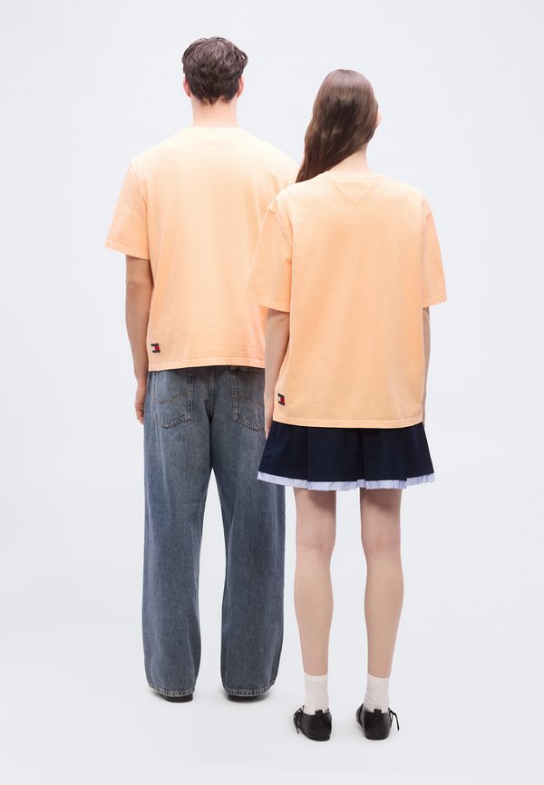 Tommy Jeans CLASSIC LOGO CREW NECK T-SHIRT