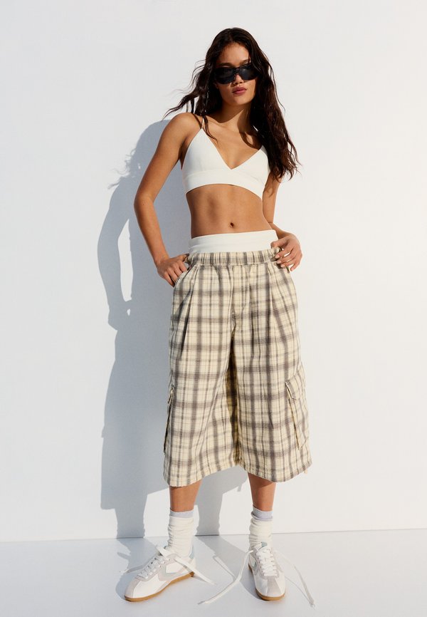 Bershka ELASTICATED WAISTBAND - CARGO SHORTS - Shorts - sand