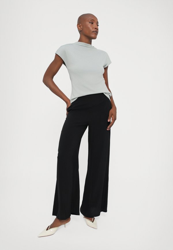 ADRIANA DEGREAS SOLID WIDE LEG PANTS