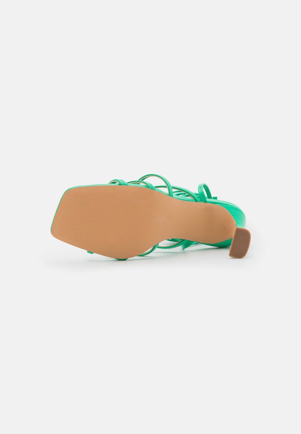 NA-KD STRAPPY FUNNEL