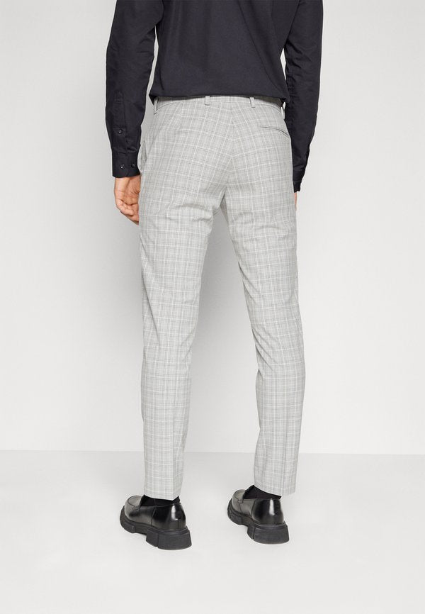 Isaac Dewhirst THE FASHION PEAK SUIT