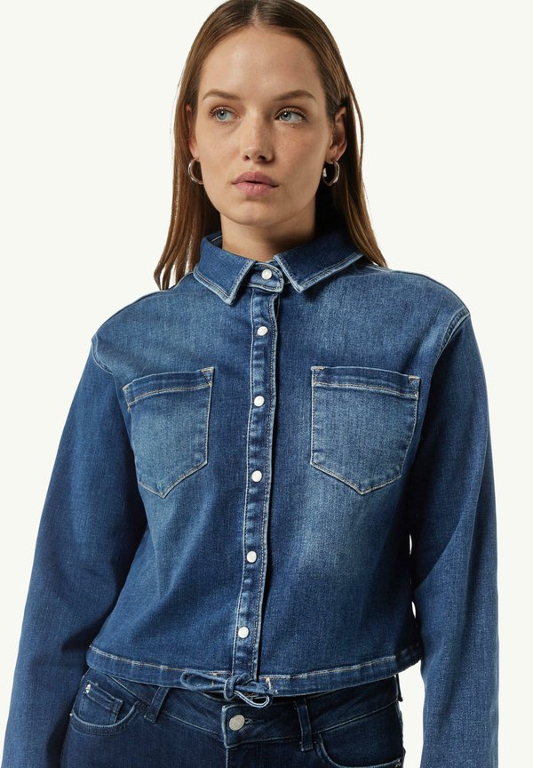 comma casual identity SOFTE  MIT DRUCKKNÖPFEN